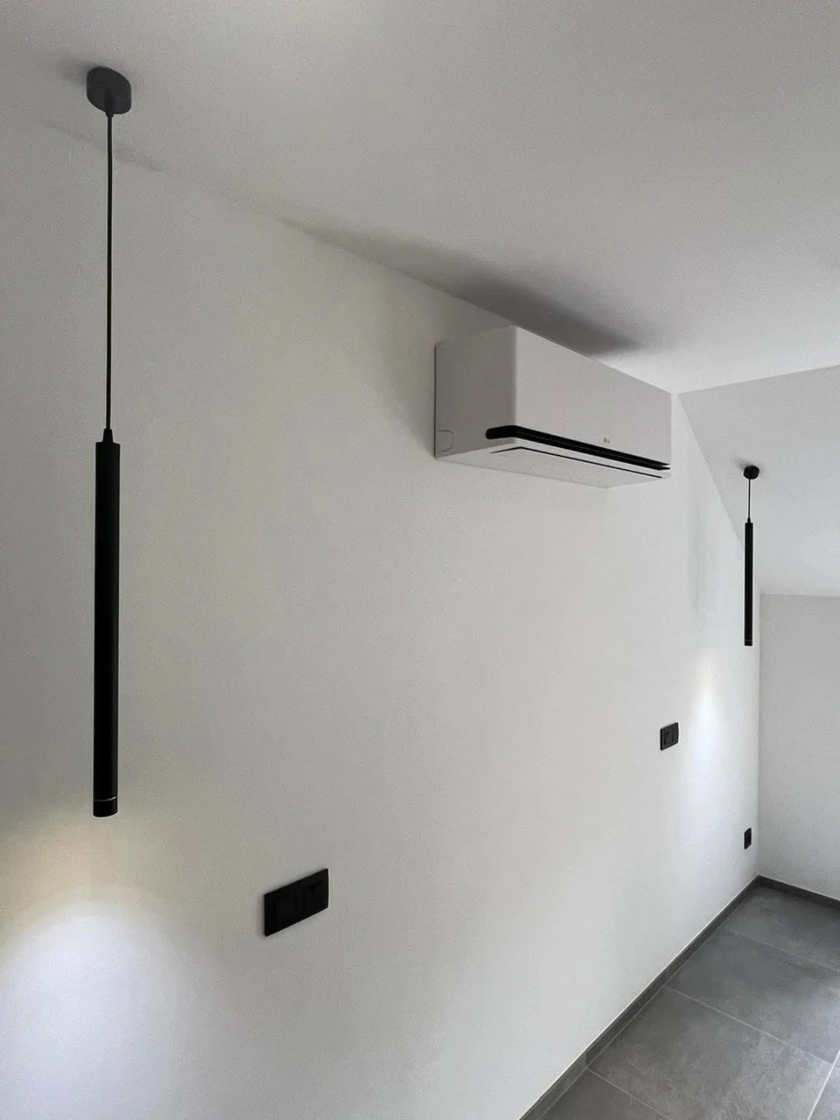 Climatisation split murale installée dans un séjour à Wavre — réalisation Pompe à chaleur BW