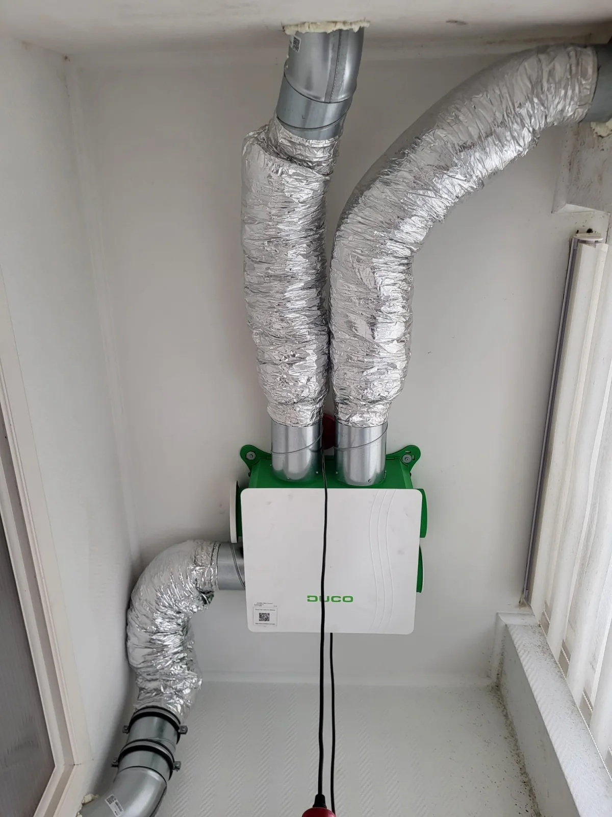 VMC Duco installée dans un placard technique — réalisation Pompe à chaleur BW